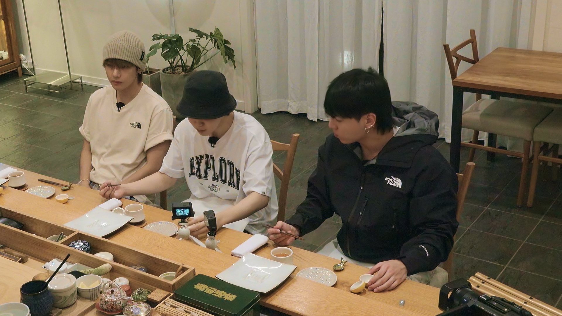 '지민·정국이 입었다!' 노스페이스, BTS 예능 룩으로 화제 27-Image